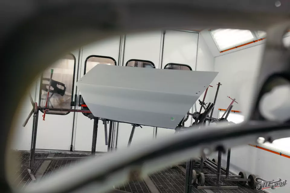 Частичная покраска Mitsubishi Lancer Evolution с подбором цвета: старая краска снялась вместе с пленкой!